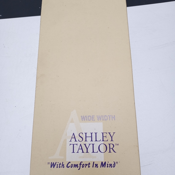 Vintage AshleyTaylor Flats Size 8W - Picture 4 of 5